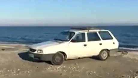 Un constănţean şi-a lăsat Dacia pe plajă. E posibil ca amenda să depăşească valoarea maşinii - VIDEO