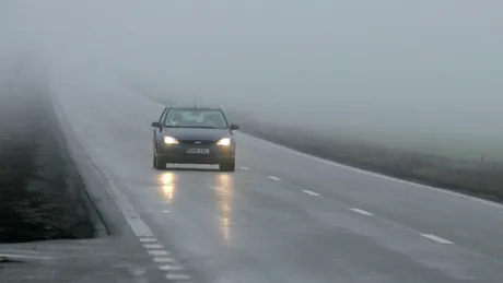 Avertizare Infotrafic: Ceața îngreunează traficul rutier pe drumurile din țară. Care este cea mai periculoasă manevră pe timp de ceaţă?