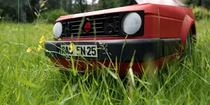 <span class='prepend'>Video |</span> Te-ai fi gândit că un Volkswagen Golf poate tăia iarba din grădină? Un german a pus ideea în practică