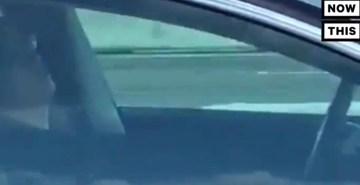 Şofer surprins dormind, în timp ce se afla la volanul unei maşini Tesla care merge cu 120 km/oră – VIDEO