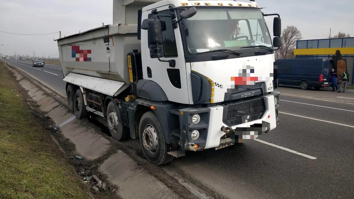 Roata unui camion a lovit mortal un turist aflat la terasă - FOTO