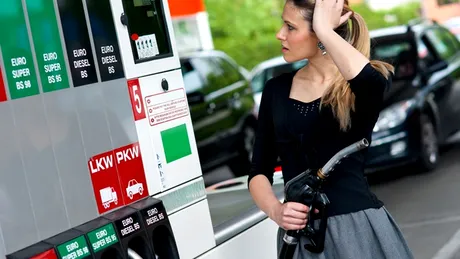 Petroliştii aplică noul Cod Fiscal. Ce se întâmplă cu preţul benzinei şi motorinei din prima zi a anului