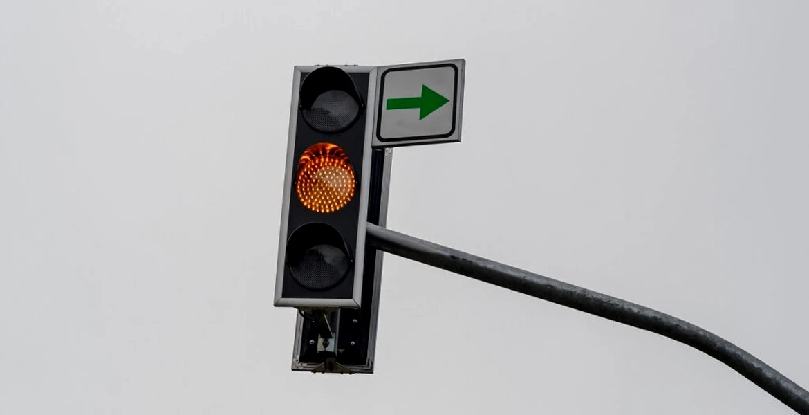 2024: Cine are prioritate când semaforul este galben intermitent? Ce reguli trebuie să respecte șoferii