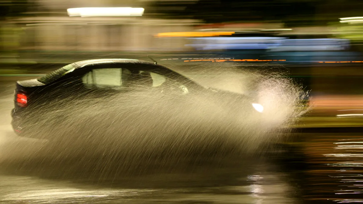 2025: Acvaplanarea, cel mai mare pericol pentru șoferi când plouă abundent. Cum trebuie să frânezi dacă e apă pe șosea