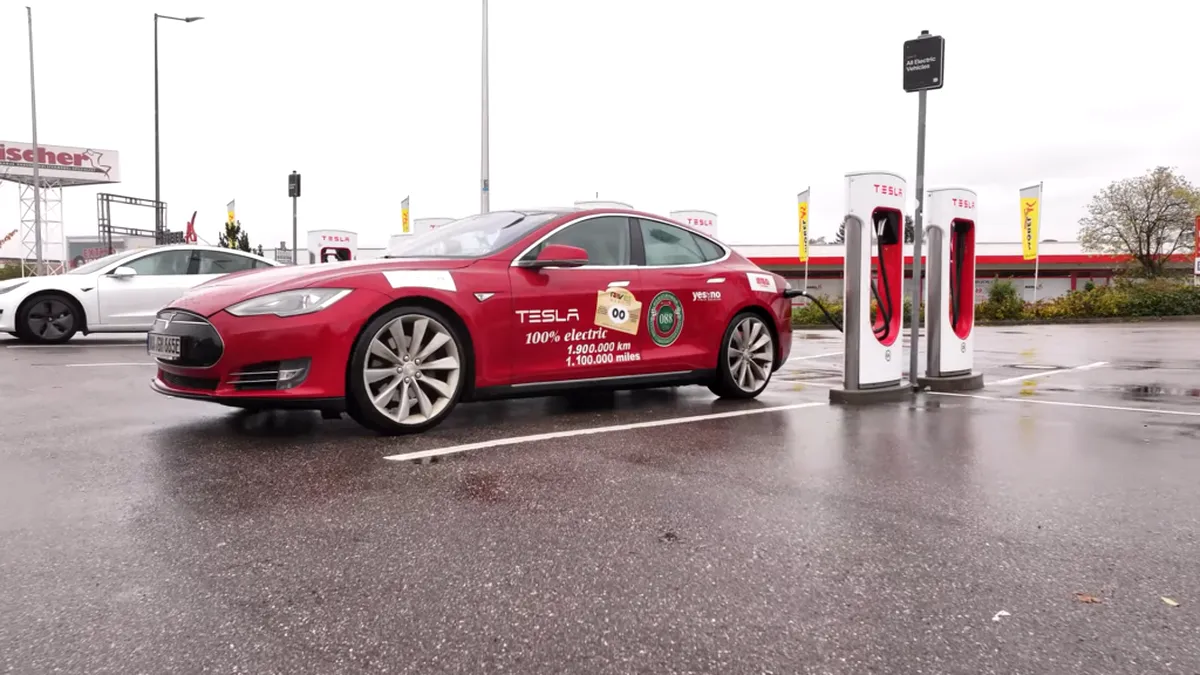 Tesla cu kilometri record. Cum arată mașina cu 1,9 milioane de kilometri la bord - VIDEO