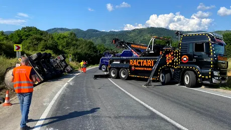 Un TIR încărcat cu bitum s-a răsturnat pe DN6 în județul Caraș-Severin - VIDEO