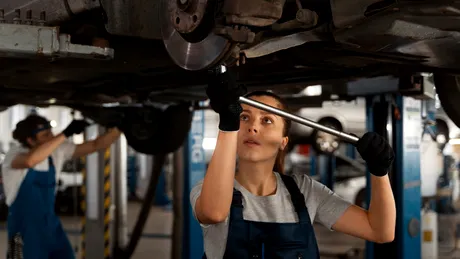 Elevii unui liceu tehnologic repară mașini vechi și le oferă gratuit mamelor singure. Au donat peste 60 de vehicule