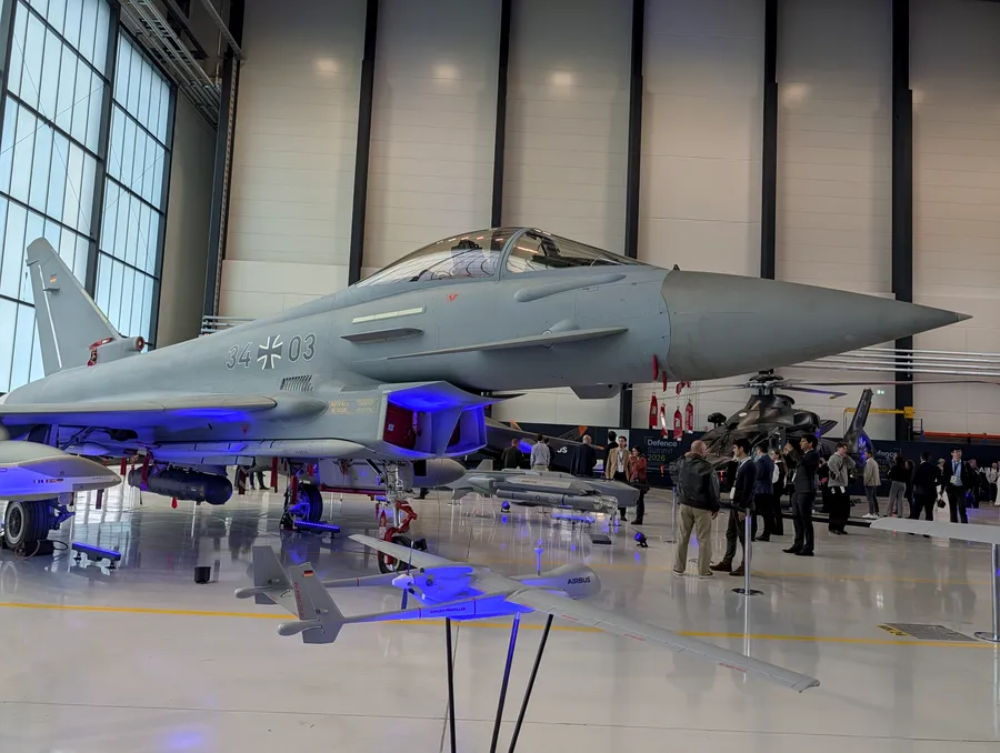 avion Eurofighter Typhoon intr-un hangar airbus