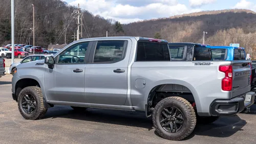 Oficiali în camionete: Licitația prin care Guvernul Bolojan vrea să preia în leasing 19 pick-up-uri, pentru 2,18 milioane de lei, lansată. Un astfel de vehicul cu benă este alocat șefului Cancelariei