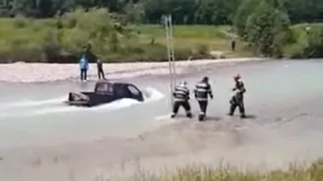 Doi prahoveni au vrut să-și spele mașina în râu. Doar ISU a mai putut să îi scoată de acolo - VIDEO