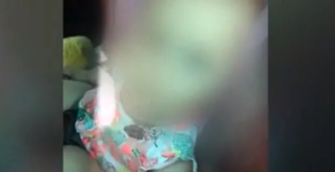 O fetiţă de un an a fost încuiată în maşină, la Mamaia, iar părinţii au plecat la plajă
