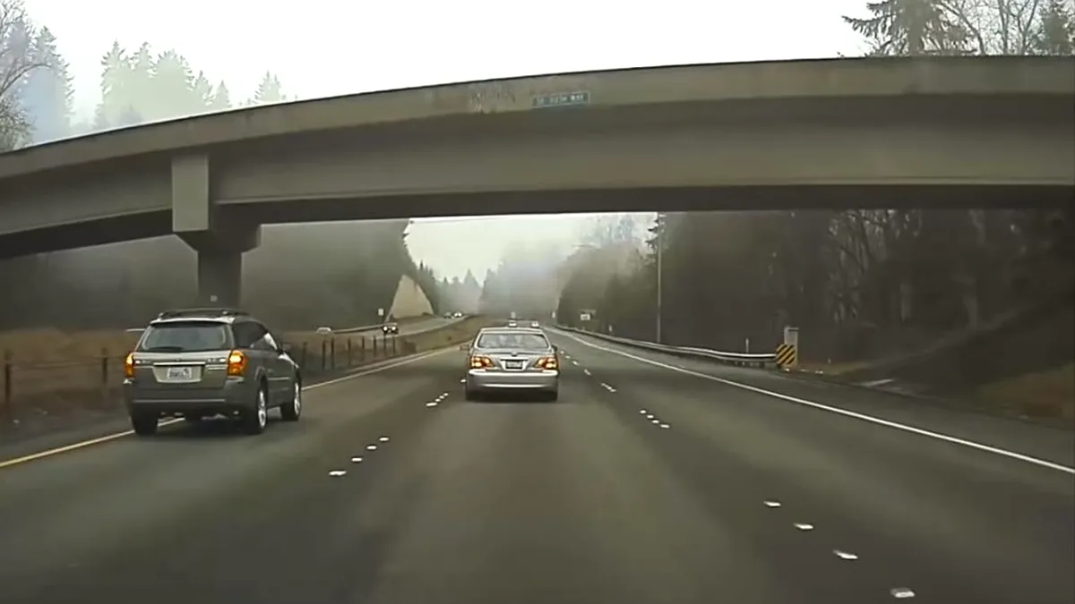 Ce se întâmplă când doi șoferi se șicanează pe o autostradă din SUA - VIDEO