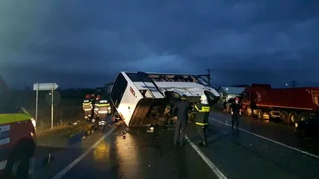 Accident rutier grav provocat de șoferul unui TIR cu volan pe dreapta. A fost activat planul roșu - VIDEO