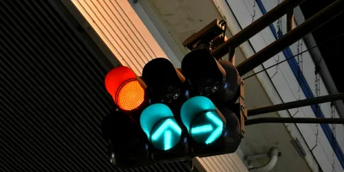Apare o nouă culoare la semafor? Cine va avea drept de trecere când semaforul se face „alb”