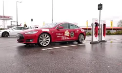 Tesla cu kilometri record. Cum arată mașina cu 1,9 milioane de kilometri la bord – VIDEO