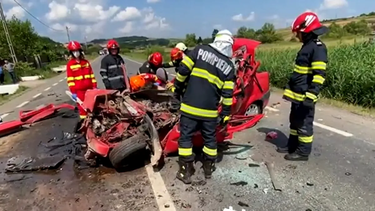 O Dacia Logan s-a dezintegrat după ce a intrat pe contrasens și a lovit un camion