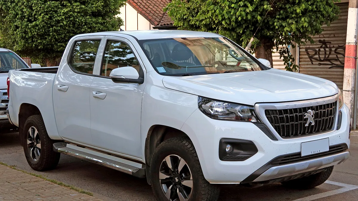 Armata spaniolă cumpără 4.500 de vehicule tactice noi bazate pe modelul Peugeot Landtrek