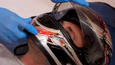 Cum se acordă primul ajutor pentru un motociclist rănit într-un accident rutier – VIDEO