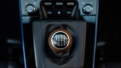 Porsche dezvoltă o cutie de viteze care permite trecerea de la modul manual la cel automat. Care sunt similaritățile cu transmisia Koenigsegg?