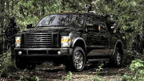 Ford F-450 Heavy Duty Harley Davdison şi Cabela