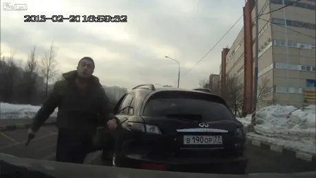 Ai pistol şi ameninţi cu el în trafic? Nu uita să tragi frâna de mână... VIDEO