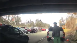 Câte mașini poate distruge un șofer neatent dintr-o singură lovitură. Totul a fost filmat cu o cameră de bord