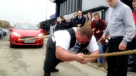 Simon Plant, locomotiva-umană, a stabilit un record mondial la tractat maşini. VIDEO