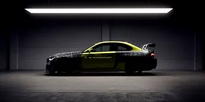 BMW vrea să lanseze în 2026 o mașină de curse pe care o poți conduce și pe stradă