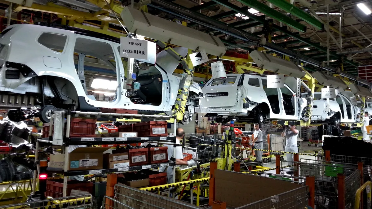 Dacia suspendă din nou activitatea la uzina de la Mioveni. Cât va fi oprită producția și care este motivul?