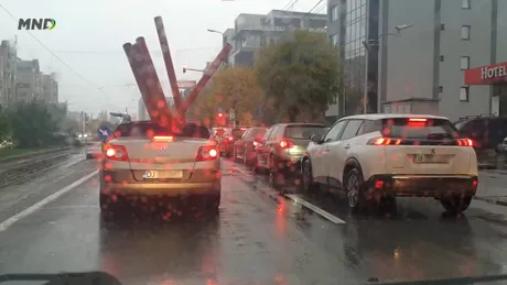 Un craiovean a fost filmat când transporta țevi cu mașina decapotabilă - VIDEO