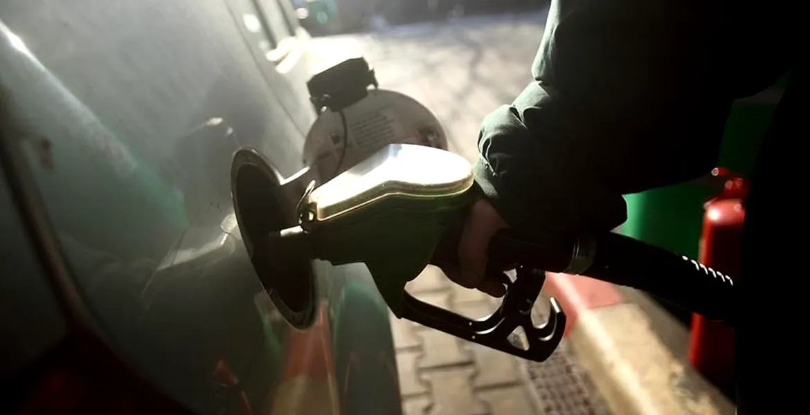 Carburanţii coboară iar sub 5 lei după revenirea pe minus a barilului de petrol. Benzina şi motorina au ajuns la acelaşi preţ