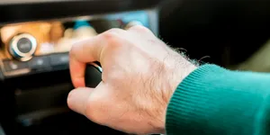 Strici sau salvezi cutia de viteze automată dacă o pui în Park de câte ori oprești la semafor?