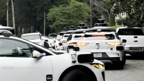 Video / Taxiurile autonome au început să se învârtă în cerc pe străzile din SUA. Locuitorii acuză haos creat de mașinile Waymo