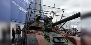 BSDA 2026: Cum arată viziunea românească de tanc cu cușcă anti-dronă. Un TR-85M1 modernizat, prezentat în expoziție