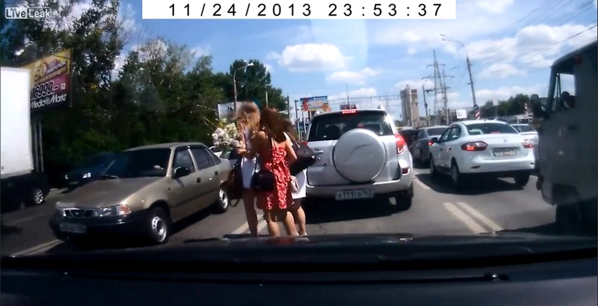 VIDEO: accident în lanţ provocat de trei fete frumoase