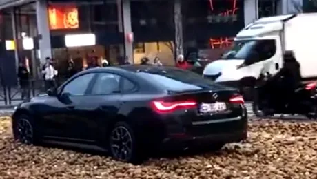 Video | Asta se întâmplă când un BMW intră într-o grămadă uriașă de cartofi