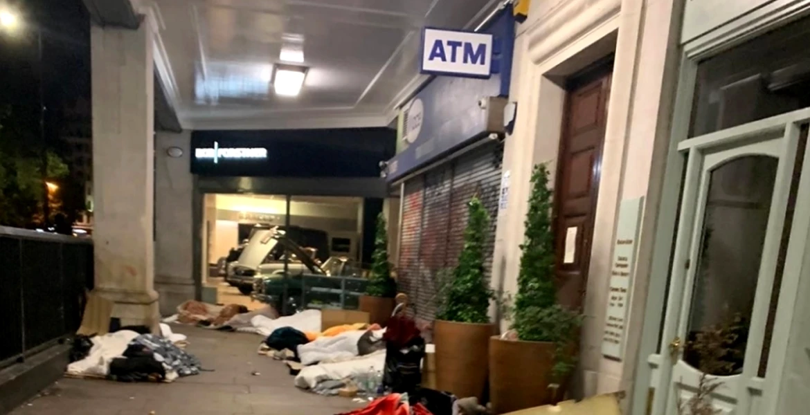 Mai mulți români au ajuns să doarmă pe trotuarul din fața unui showroom Mercedes