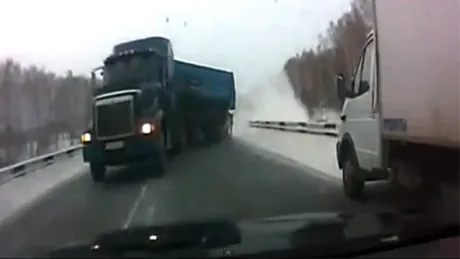 VIDEO: La un pas de a fi spulberat de TIR