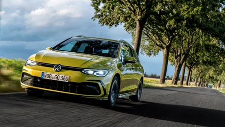 Noul VW Golf facelift, spionat fără urmă de camuflaj. Actualizarea va fi lansată în 2024