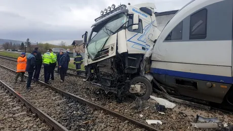 Un TIR a fost lovit de două trenuri în decurs de două minute. S-a întâmplat în Vaslui - VIDEO