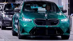 BMW își păstrează poziția de lider în segmentul premium global, depășind din nou Mercedes-Benz