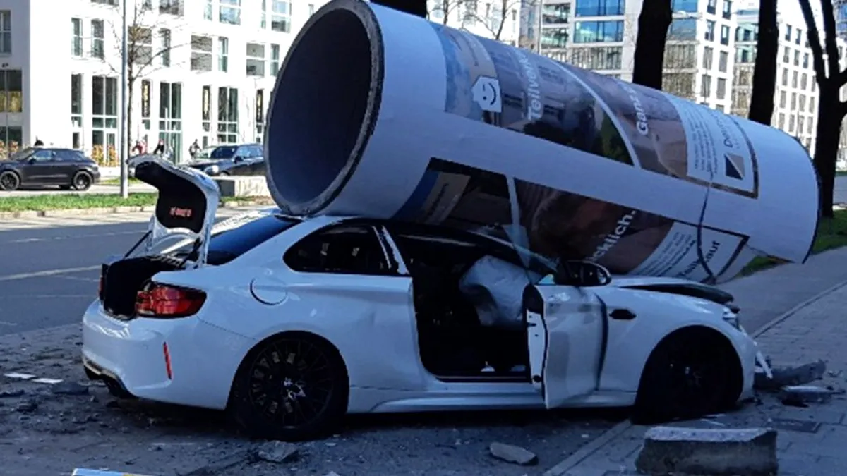 Accident spectaculos cu un BMW M2. Berlina sport a spulberat un obiect din beton - FOTO