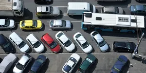 Mașinile hibride și jurnaliștii pierd gratuitatea parcării în București. Mașinile electrice o vor avea până la finalul anului 2027