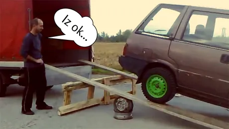 VIDEO: Cum să nu încarci o maşină în bena unei alte maşini