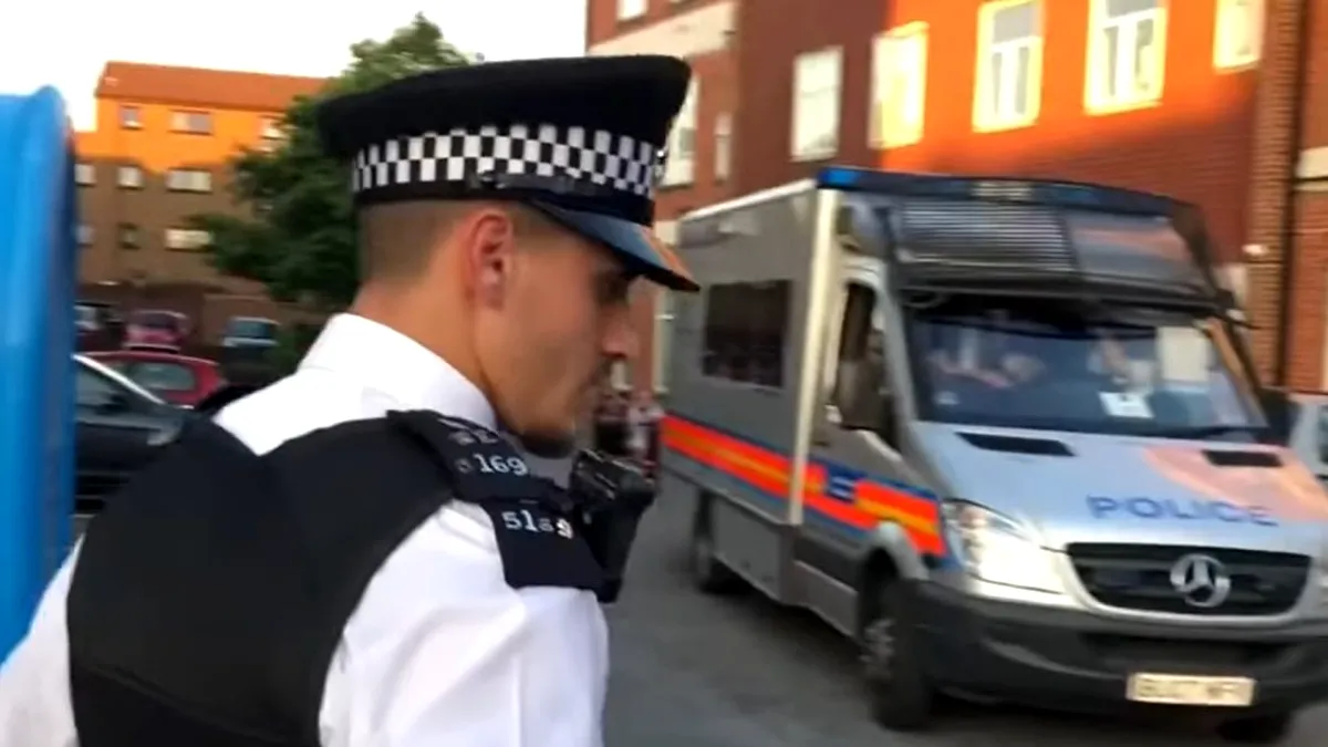 Un polițist de origine română calmează o gașcă de compatrioți în Marea Britanie - VIDEO