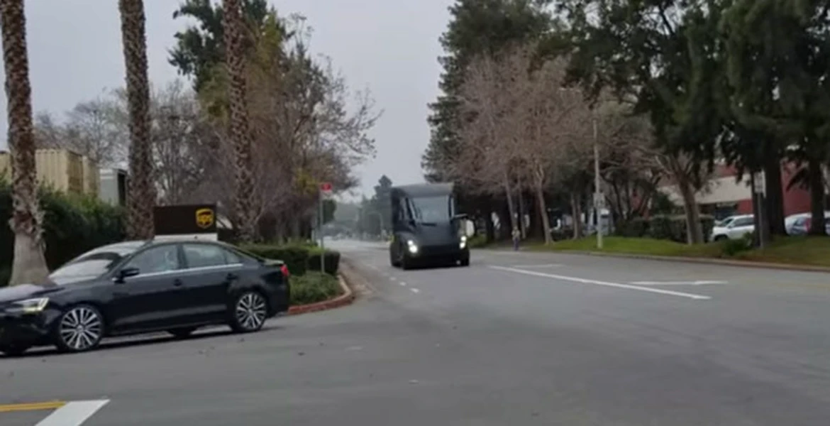 Camionul Tesla a ieşit la teste pe drumurile publice – VIDEO