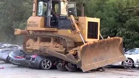 60 de vehicule de lux şi motociclete, distruse cu buldozerul de autorităţi - VIDEO