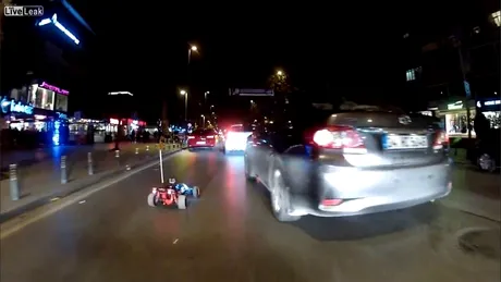 VIDEO: cum să te strecori cu o maşinuţă telecomandată prin trafic