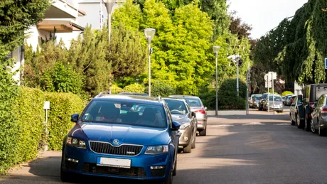 Președintele a dat undă verde noii legi. Ce se întâmplă cu mașinile parcate pe trotuar?