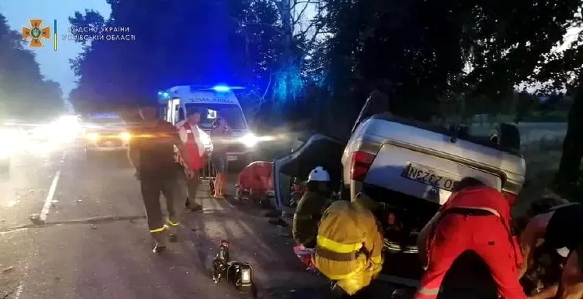 Un VW Golf cu 7 copii în portbagaj a fost implicat într-un accident. În mașină erau 16 persoane – FOTO